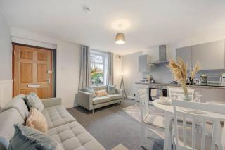 2 BR House By Eason Stays Short Lets & Serviced Accommodation Rossendale With Free Parking - 9