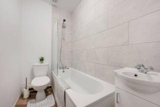 2 BR House By Eason Stays Short Lets & Serviced Accommodation Rossendale With Free Parking - 5