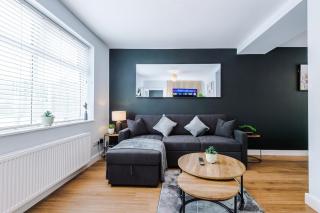 3BR House By Eason Stays Short Term Rental Wythenshawe Near Manchester Airport with Free Parking - 9