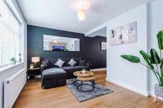 3BR House By Eason Stays Short Term Rental Wythenshawe Near Manchester Airport with Free Parking - 4