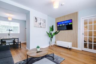 3BR House By Eason Stays Short Term Rental Wythenshawe Near Manchester Airport with Free Parking - 2