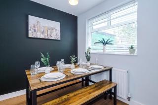 3BR House By Eason Stays Short Term Rental Wythenshawe Near Manchester Airport with Free Parking - 6