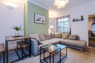 Four BR House By Eason Stays Short Lets & Serviced Accommodation Worsley With Free Parking - 9