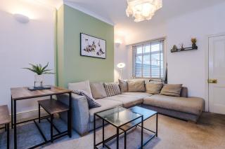 Four BR House By Eason Stays Short Lets & Serviced Accommodation Worsley With Free Parking - 3