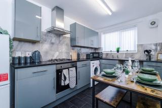 3 BR House By Eason Stays Short Lets & Serviced Accommodation Liverpool With Free parking! - 3