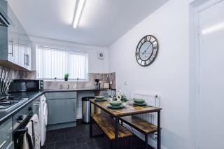 3 BR House By Eason Stays Short Lets & Serviced Accommodation Liverpool With Free parking! - 6