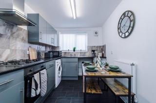 3 BR House By Eason Stays Short Lets & Serviced Accommodation Liverpool With Free parking! - 2