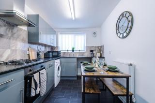 3 BR House By Eason Stays Short Lets & Serviced Accommodation Liverpool With Free parking! - 7