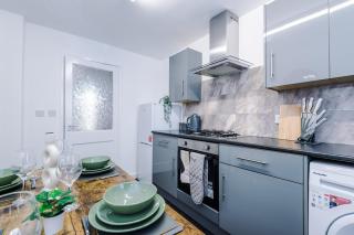 3 BR House By Eason Stays Short Lets & Serviced Accommodation Liverpool With Free parking! - 1
