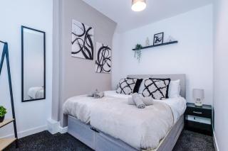 3 BR House By Eason Stays Short Lets & Serviced Accommodation Liverpool With Free parking! - 8