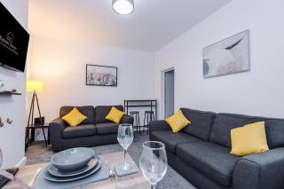 Four BR House By Eason Stays Short Lets & Serviced Accommodation Atherton With Free Parking - 2