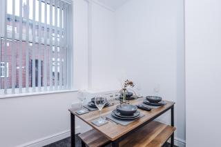 Four BR House By Eason Stays Short Lets & Serviced Accommodation Atherton With Free Parking - 6