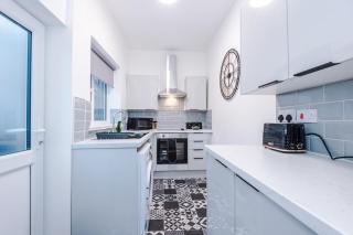 Four BR House By Eason Stays Short Lets & Serviced Accommodation Atherton With Free Parking - 7