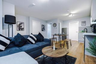 2 BR Flat By Eason Stays Short Lets & Serviced Accommodation Stockport With Free Parking,Ideal For Business Stays and Getaways - 3