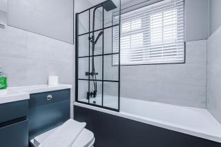 2 BR Flat By Eason Stays Short Lets & Serviced Accommodation Stockport With Free Parking,Ideal For Business Stays and Getaways - 5