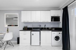 The Murray's suite - ensuite bathroom, kitchenette - 9