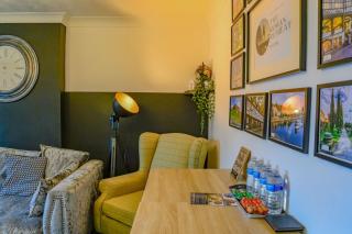 2 BR House By Eason Stays Short Lets & Serviced Accommodation Chester With Free Parking - 1