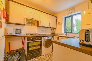 2 BR House By Eason Stays Short Lets & Serviced Accommodation Chester With Free Parking - 6