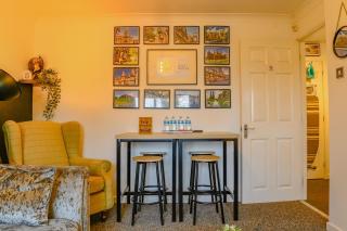 2 BR House By Eason Stays Short Lets & Serviced Accommodation Chester With Free Parking - 7