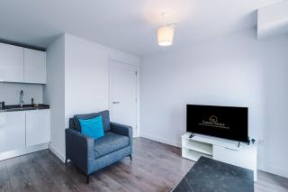 Spacious 1 BR Flat with Scenic View At Eason Stays Short Lets & Serviced Accommodation Liverpool - 1