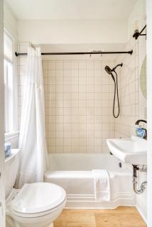 Stay Portland - The Garden Bungalow on Broadway - 94 WalkScore - 7