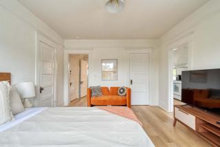 Stay Portland - The Sullivan's Gulch Retreat - 94 Walk Score - 5