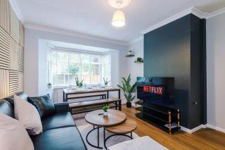 2 BR House By Eason Stays Short Lets & Serviced Accommodation Wythenshawe With Free Parking - 6