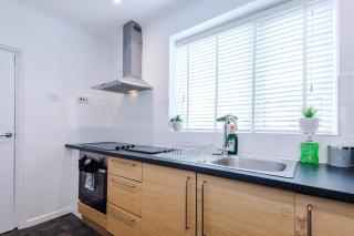 2 BR House By Eason Stays Short Lets & Serviced Accommodation Wythenshawe With Free Parking - 5