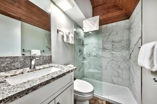 LUXE 15 Blue Diamond Lodge Lake Tahoe Hot Tub - 4