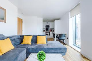 2 Bedroom Apartment in Media City, hosted by Eason Stays Short Lets & Serviced Accommodation Salford - 9