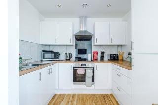 2 Bedroom Apartment in Media City, hosted by Eason Stays Short Lets & Serviced Accommodation Salford - 7