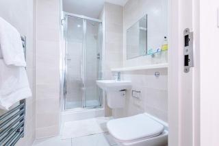 2 Bedroom Apartment in Media City, hosted by Eason Stays Short Lets & Serviced Accommodation Salford - 5