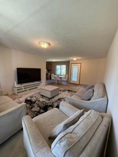 Nice 3-bedroom house located in beautiful neighborhood - 8