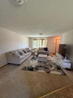 Nice 3-bedroom house located in beautiful neighborhood - 1