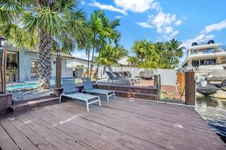 Riverbend Yacht Retreat Waterfront Villa with Pool - 4