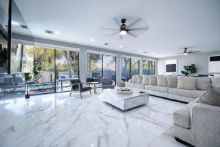 Riverbend Yacht Retreat Waterfront Villa with Pool - 2