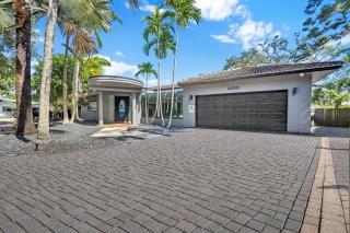 Riverbend Yacht Retreat Waterfront Villa with Pool - 1