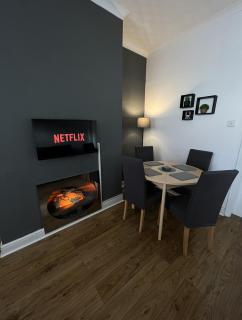 2 BDR House By Eason Stays Short Lets & Serviced Accommodation Warrington With Free Wifi - 8