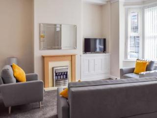 3BR House By Eason Stays Short Lets & Serviced Accommodation Preston With Free Parking - 2