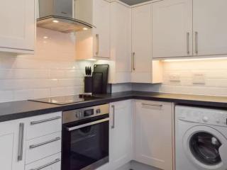 3BR House By Eason Stays Short Lets & Serviced Accommodation Preston With Free Parking - 6