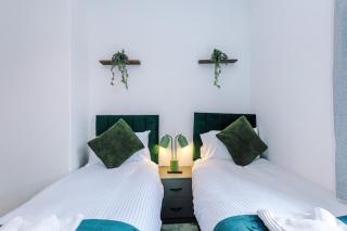 3 BR House By Eason Stays Short Lets & Serviced Accommodation Preston Free Parking - 8