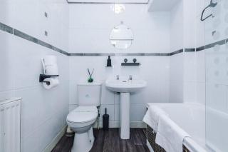 3 BR House By Eason Stays Short Lets & Serviced Accommodation Preston Free Parking - 6