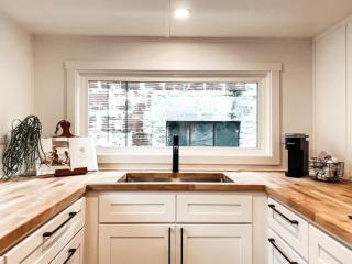 Stay Portland - The Graffiti Alley Tiny House - Food, Art & Beer - 8