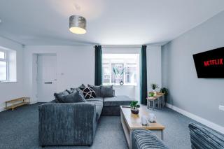 4 BDR House By Eason Stays Short Lets & Serviced Accommodation St Helens With Free Parking - 9