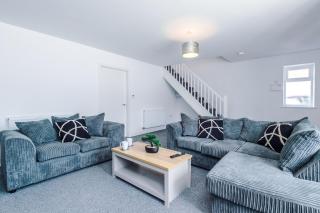 4 BDR House By Eason Stays Short Lets & Serviced Accommodation St Helens With Free Parking - 2