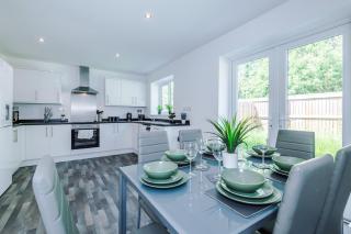 4 BDR House By Eason Stays Short Lets & Serviced Accommodation St Helens With Free Parking - 6