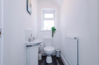 4 BDR House By Eason Stays Short Lets & Serviced Accommodation St Helens With Free Parking - 5