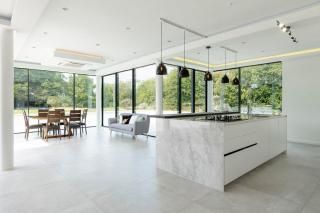 6 BR Luxury House With Huge Garden and Cinema Room By Eason Stays Short Term Rental Rugby - 4