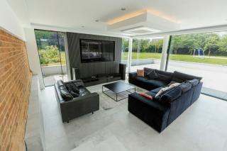 6 BR Luxury House With Huge Garden and Cinema Room By Eason Stays Short Term Rental Rugby - 2