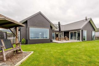 Jojo's Lookout - Stunning Lake Views with Spa - 0